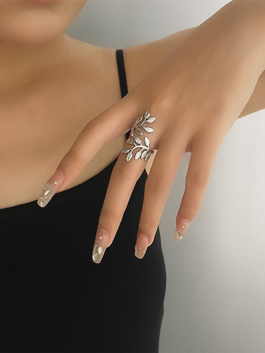 Anillo Envolvente con Diseño de Hojas, Perfecto para un Toque Natural y Elegante