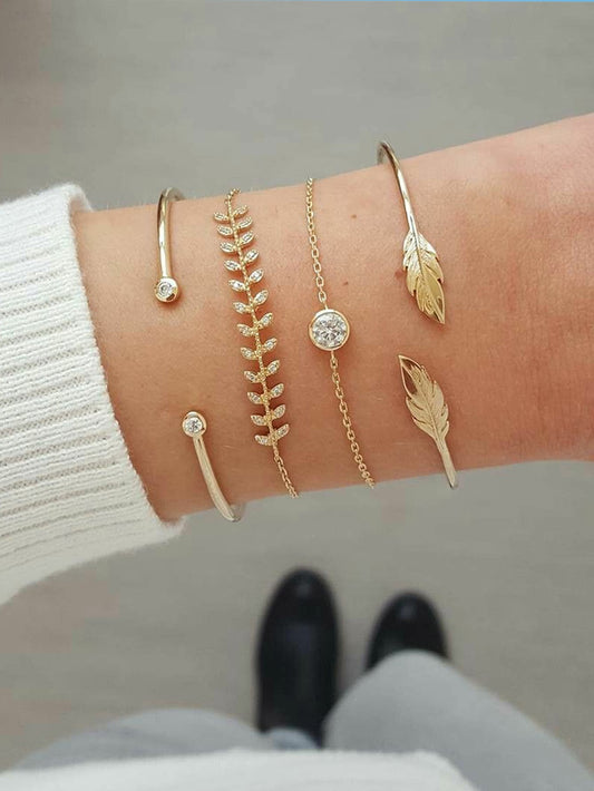 Juego de 4 pulseras decoradas con rhinestones, perfectas para añadir un toque brillante a cualquier atuendo