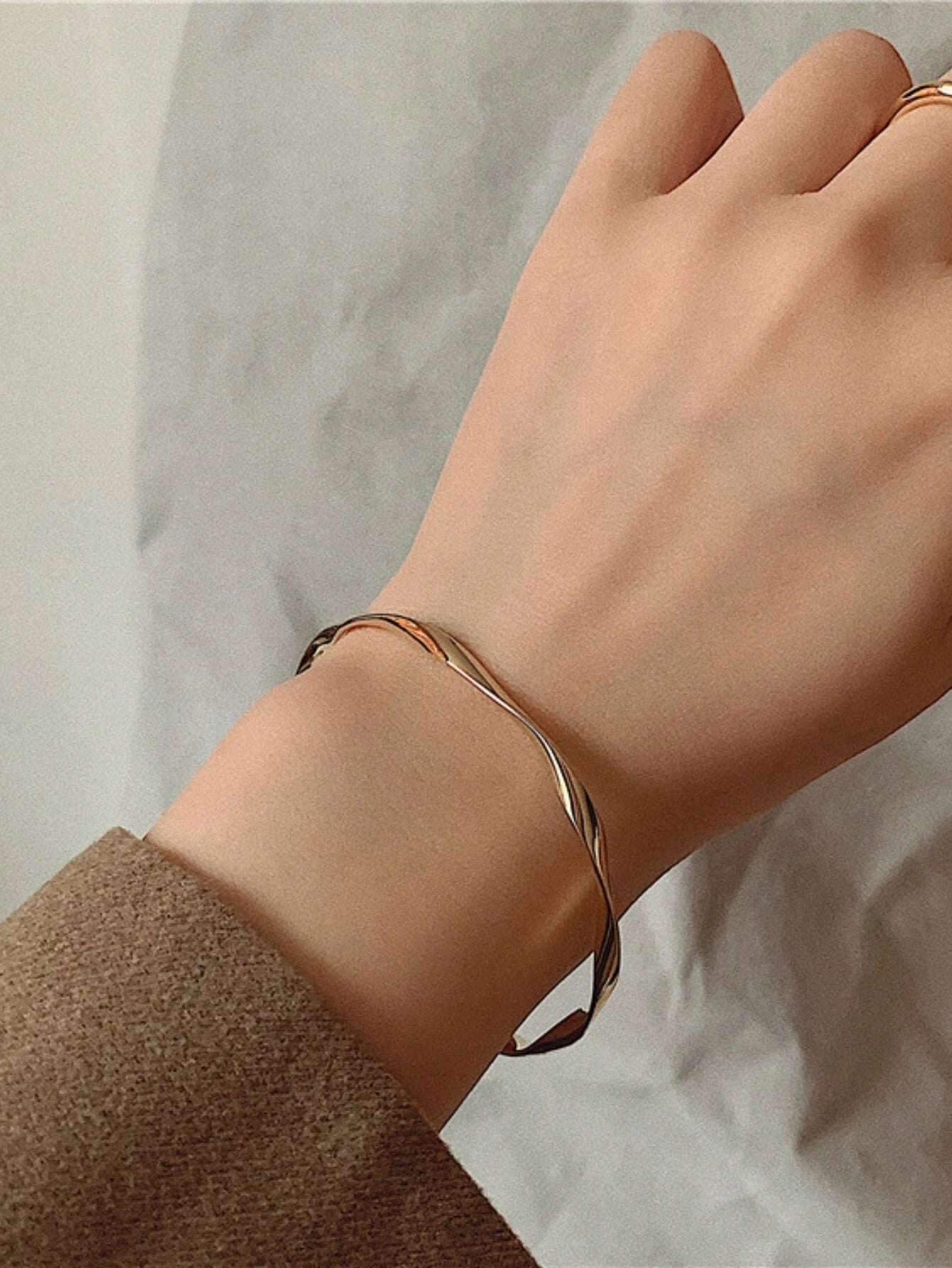 Simple Wave Design Open Bangle Bracelet: Fashionable Essential for Women