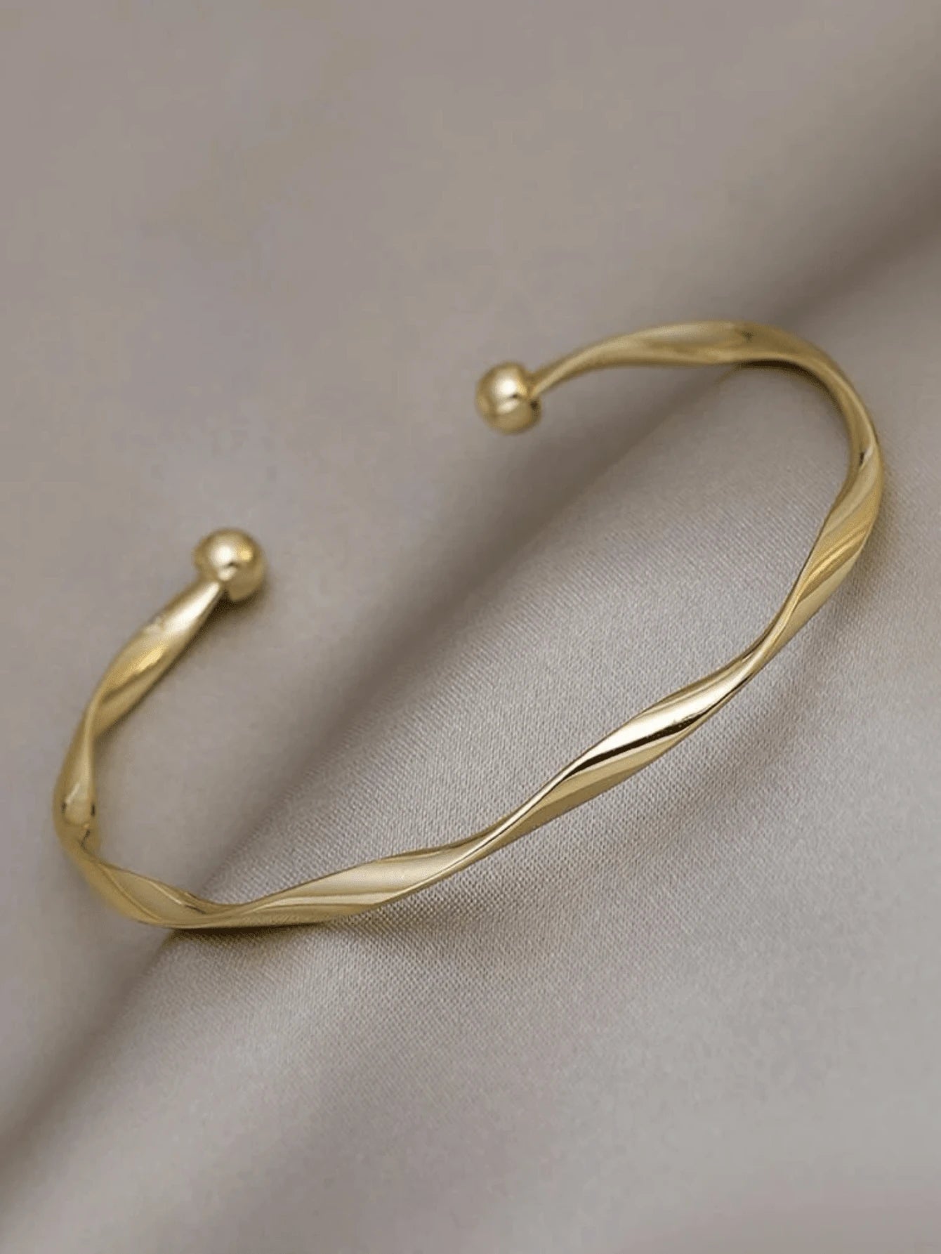 Simple Wave Design Open Bangle Bracelet: Fashionable Essential for Women