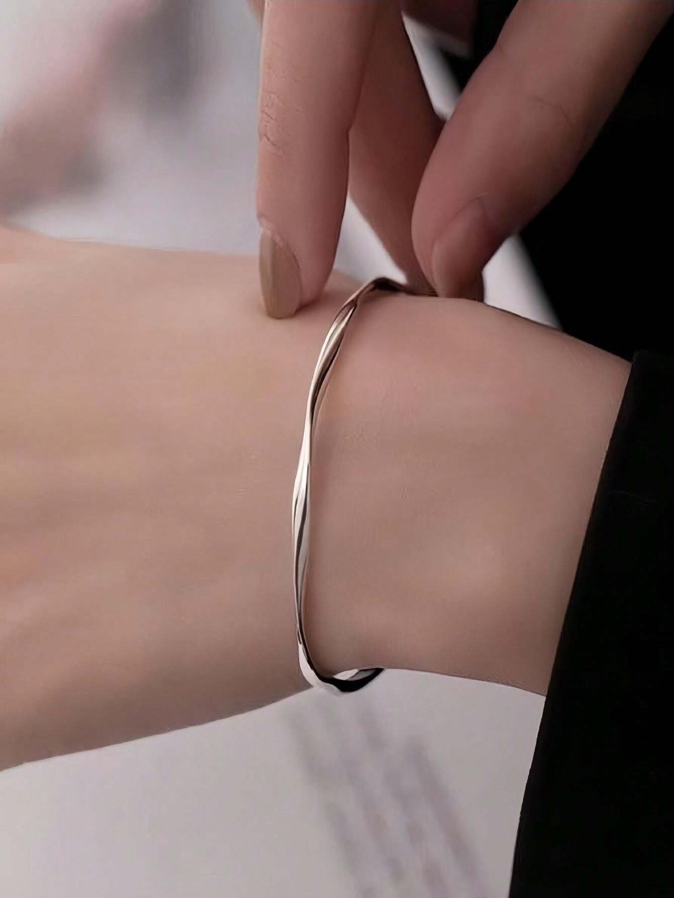 Simple Wave Design Open Bangle Bracelet: Fashionable Essential for Women