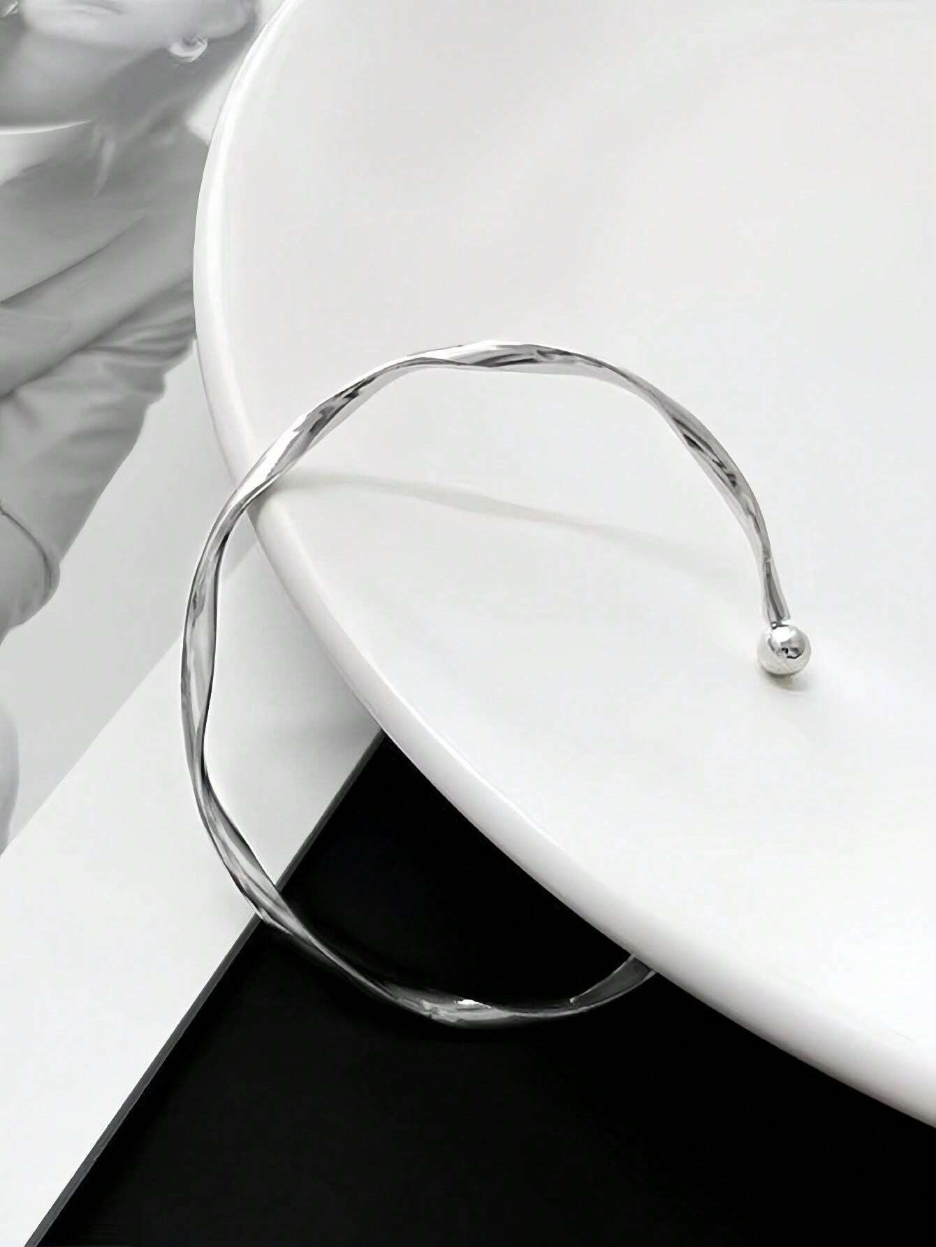 Simple Wave Design Open Bangle Bracelet: Fashionable Essential for Women