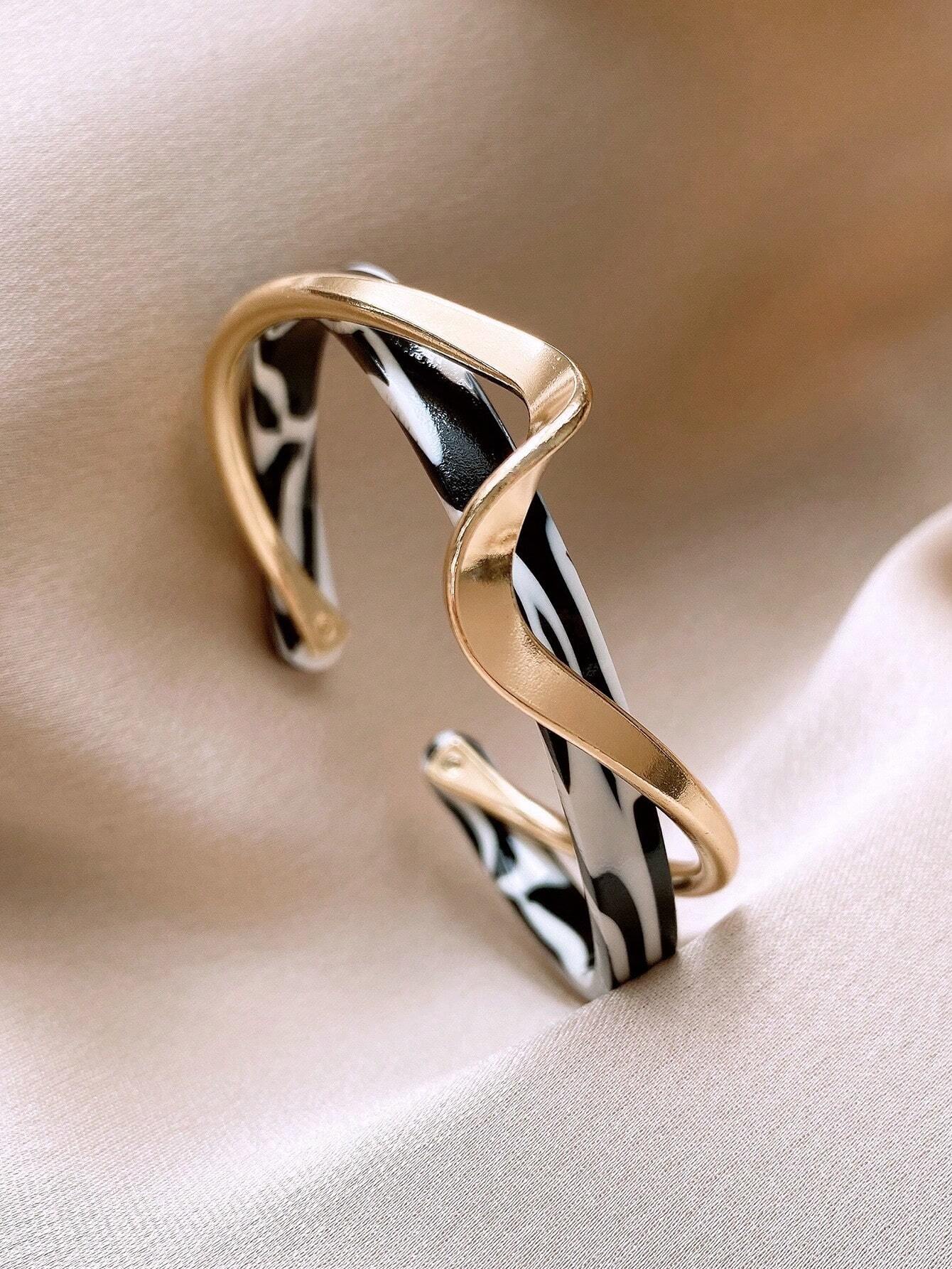 Structured Layered Cuff Bangle: Timeless Elegance