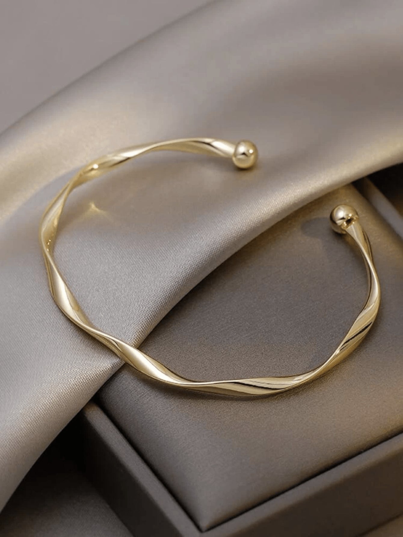 Simple Wave Design Open Bangle Bracelet: Fashionable Essential for Women